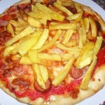 Pizza würstel met knakworst en friet