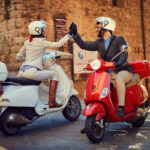 jong Italiaans koppel op een Vespa