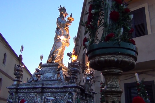 Santa Lucia kun je vergelijken met het Nederlandse sinterkaasfeest