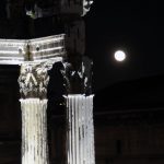 Supermaan boven het Forum Romanum in Rome