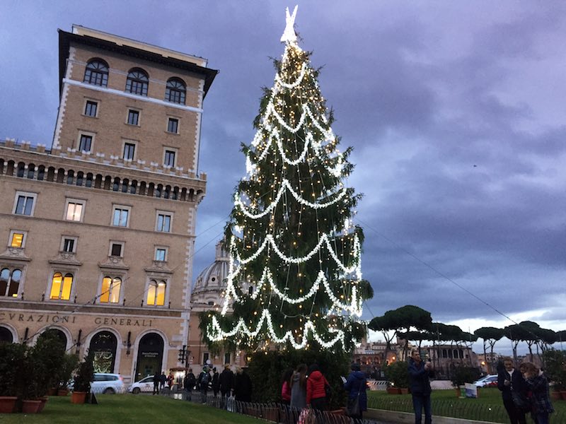 De herversierde kerstboom van Rome