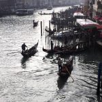 Toeristengondels in het Canal Grande van Venetie Foto Rop Zoutberg