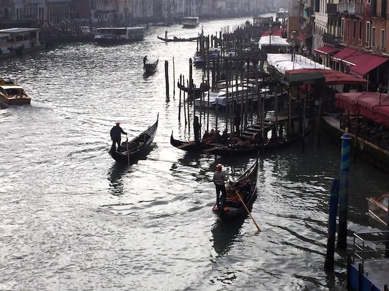 Toeristengondels in het Canal Grande van Venetie Foto Rop Zoutberg