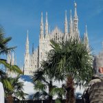 Palmbomen en bananenbomen op Piazza Duomo in Milaan
