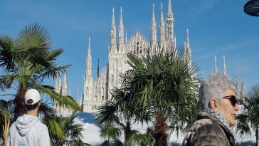 Palmbomen en bananenbomen op Piazza Duomo in Milaan