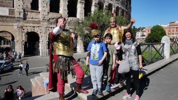 Romeinse soldaten terug bij Colosseum Foto Rop Zoutberg