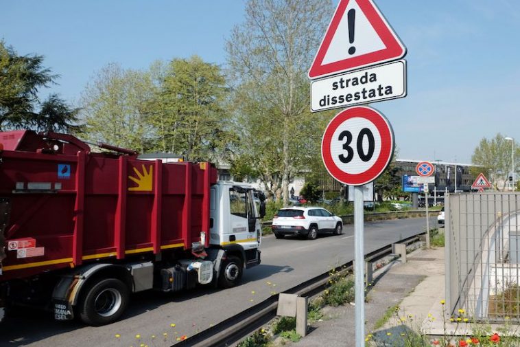 Wegonderhoud Rome Het nieuwe verkeersbord bij Via Salaria Foto Rop Zoutberg