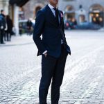 italiaanse mode - sportschoenen onder een pak