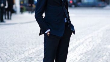 italiaanse mode - sportschoenen onder een pak