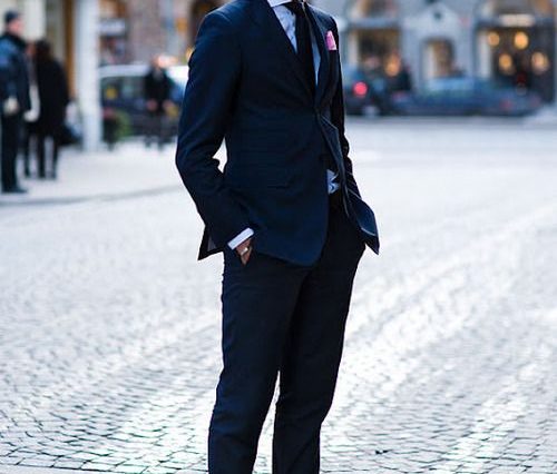 italiaanse mode - sportschoenen onder een pak