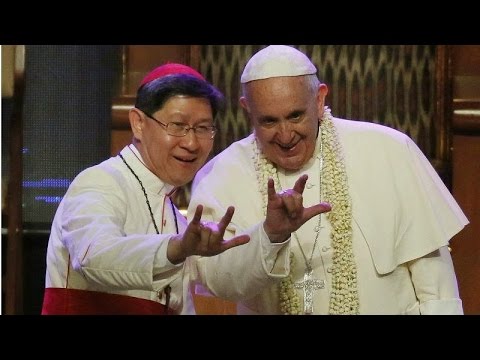 De paus maakt het hoorntjesgebaar