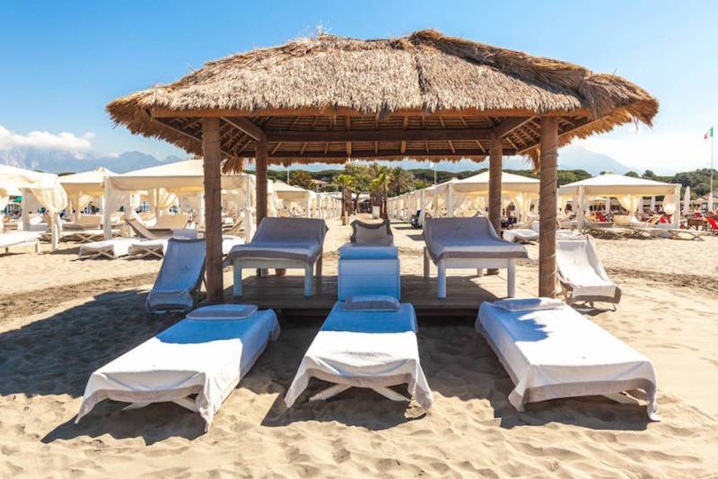 De Presidential Gazebo op het duurste strand van Italië: Twiga Beach