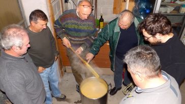 Polenta maken: met z'n allen om de pan