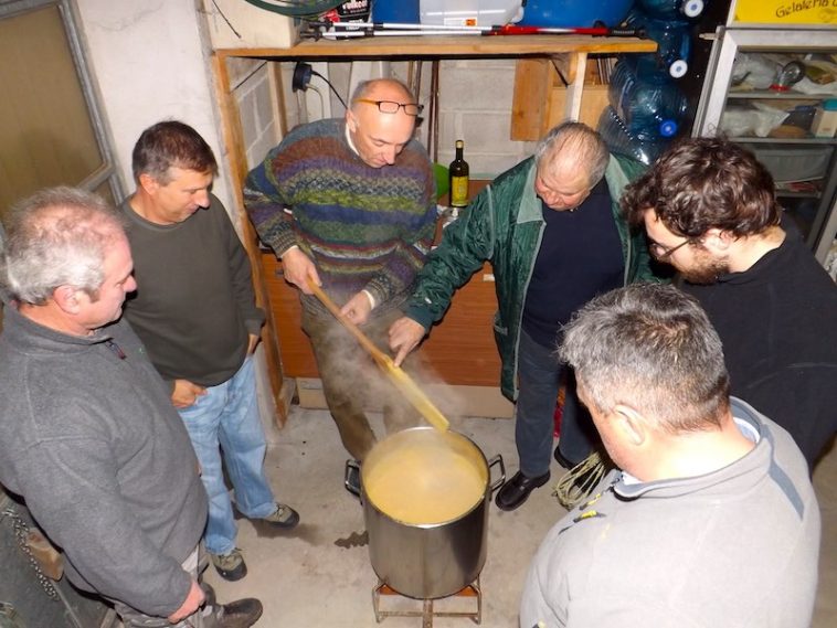 Polenta maken: met z'n allen om de pan