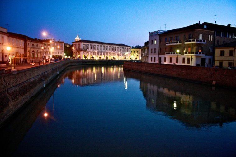 Senigallia bij avond aan de Misa-rivier