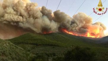 De Monte Serra bij Pisa staat in brand