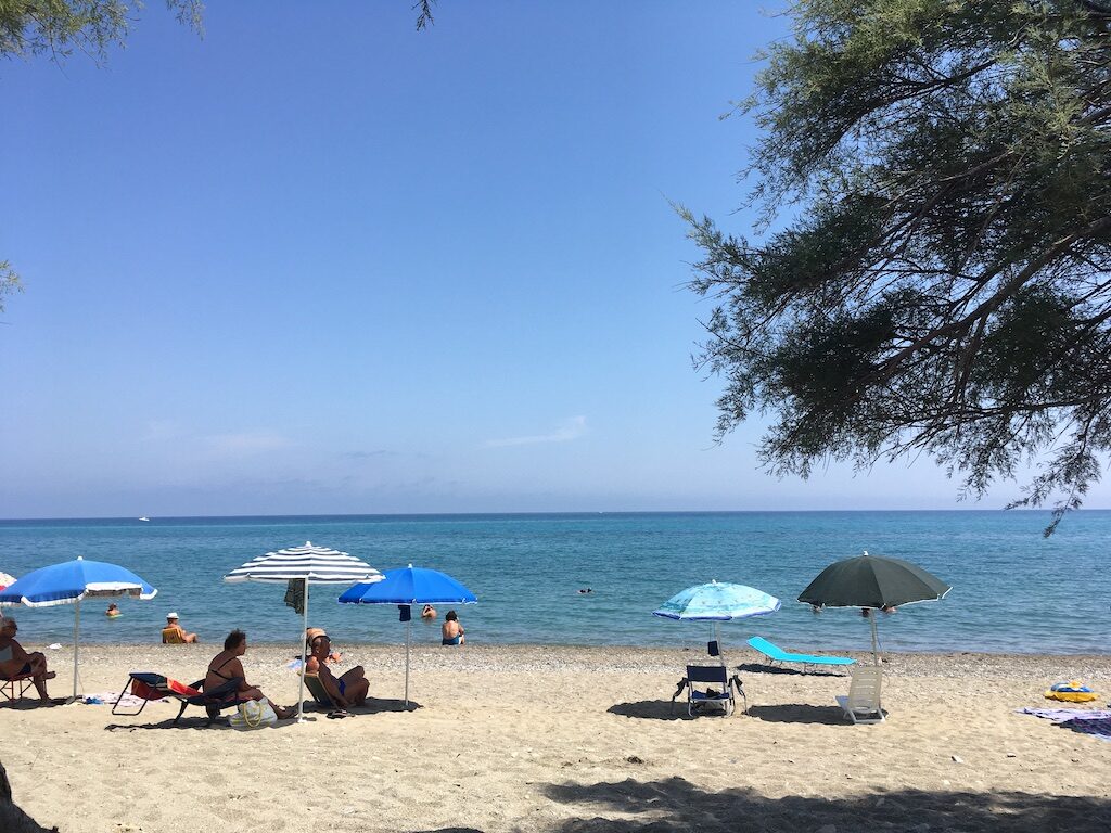 Strand en parasols in Calabrië