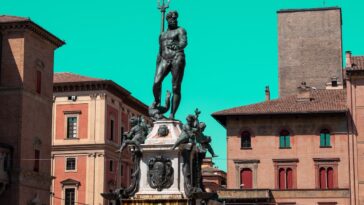 Standbeeld op plein in Bologna