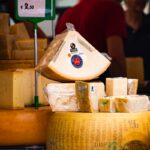 verschillende Italiaanse kazen uitgestald