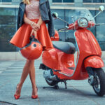 Italiaans meisje met rode minirok en rode scooter