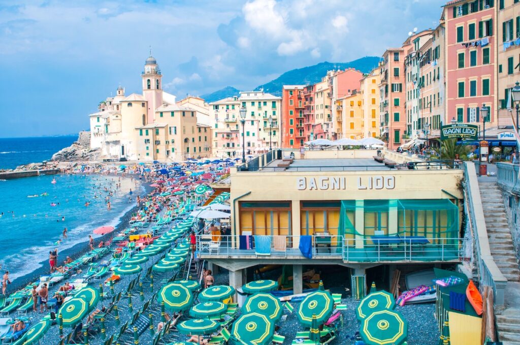 Strand van de kustplaats Camogli in Ligurië