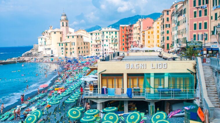 Strand van de kustplaats Camogli in Ligurië