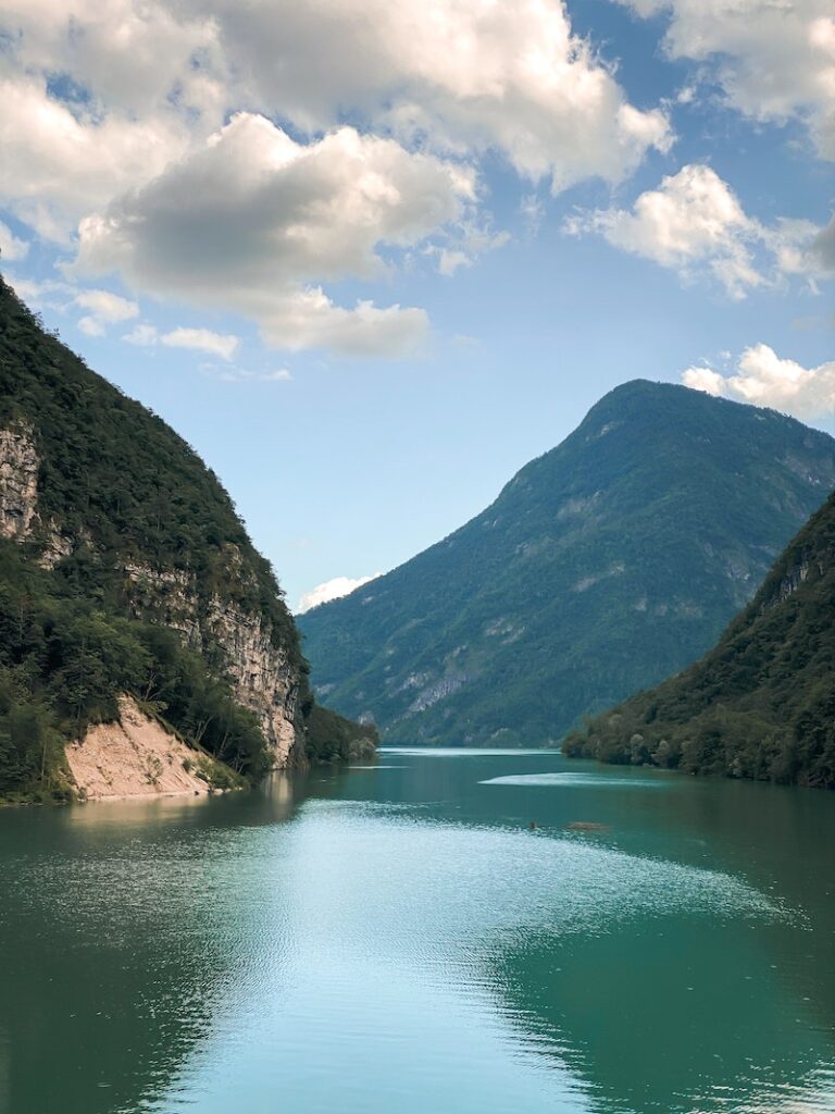 Lago del Mis - een van de meren met de mooiste stranden van Italië
