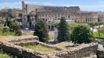 Zicht op het Colosseum vanaf de Aventijn in Rome