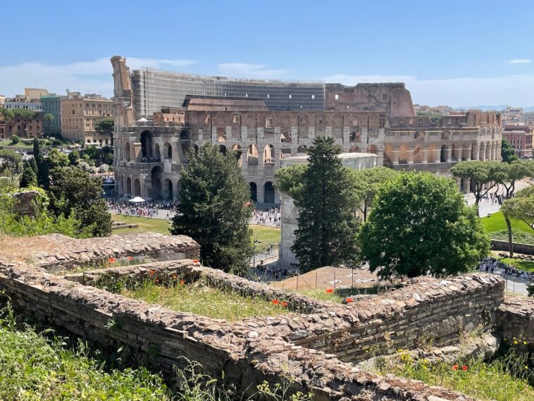 Zicht op het Colosseum vanaf de Aventijn in Rome