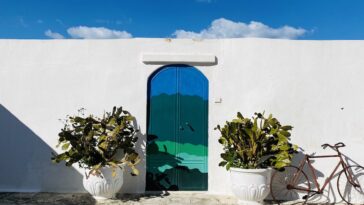 de bekende blauwe deur in de witte muur in Ostuni