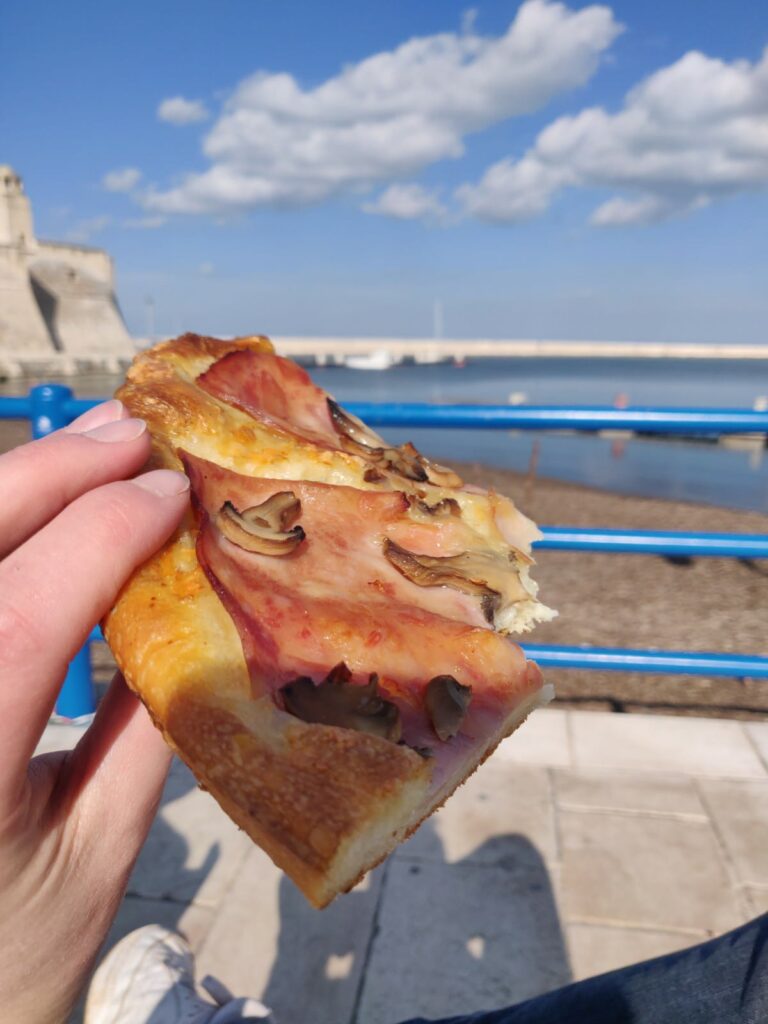 Pizza Eten Ostuni Beach