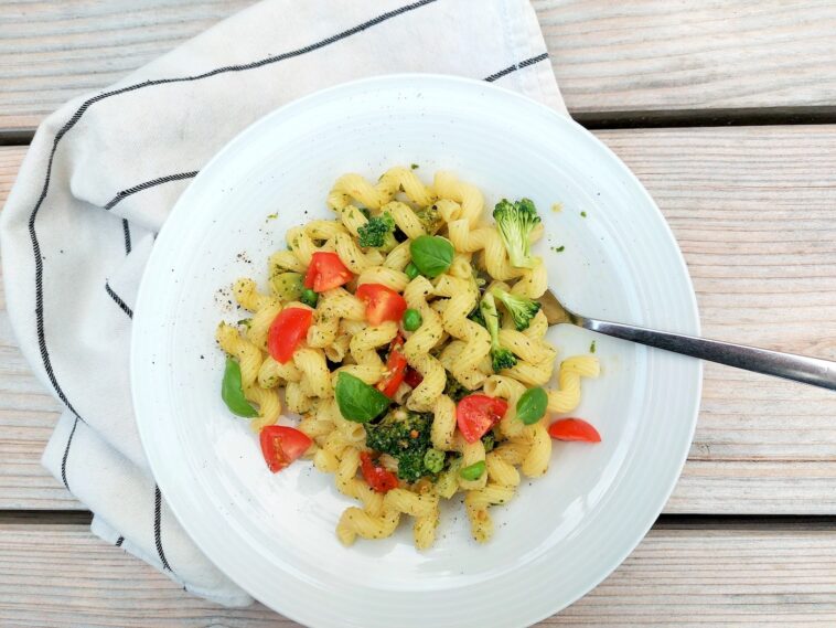 Cavatappi met pesto en groente