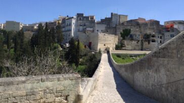 De Romeinse brug over het ravijn bij Gravina in Puglia.