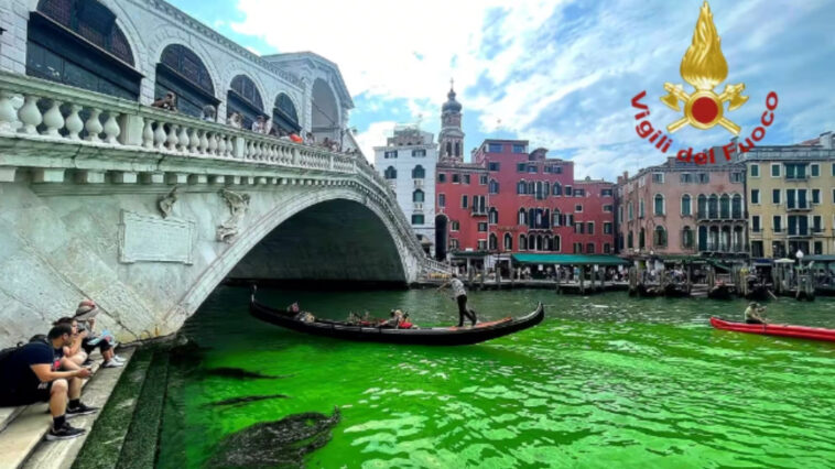 Met Pinksteren kleurde het water van het Canal Grande felgroen (beeld: Vigili del Fuoco/Youtube)