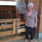 Berbera in de geitenstal van haar boerenbedrijf