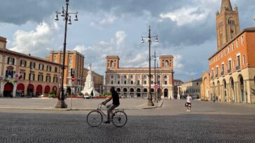 Piazza Aurelio Saffi, het centrale plein van Forlì