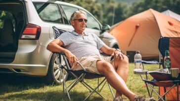 Zie 'm zitten, die italofiel op die Franse camping (beeld: Midjourney)