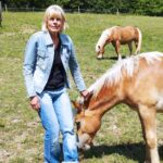 Evelien is gelukkig met haar paarden en haar boerenbedrijf op het platteland in de omgeving van Bologna