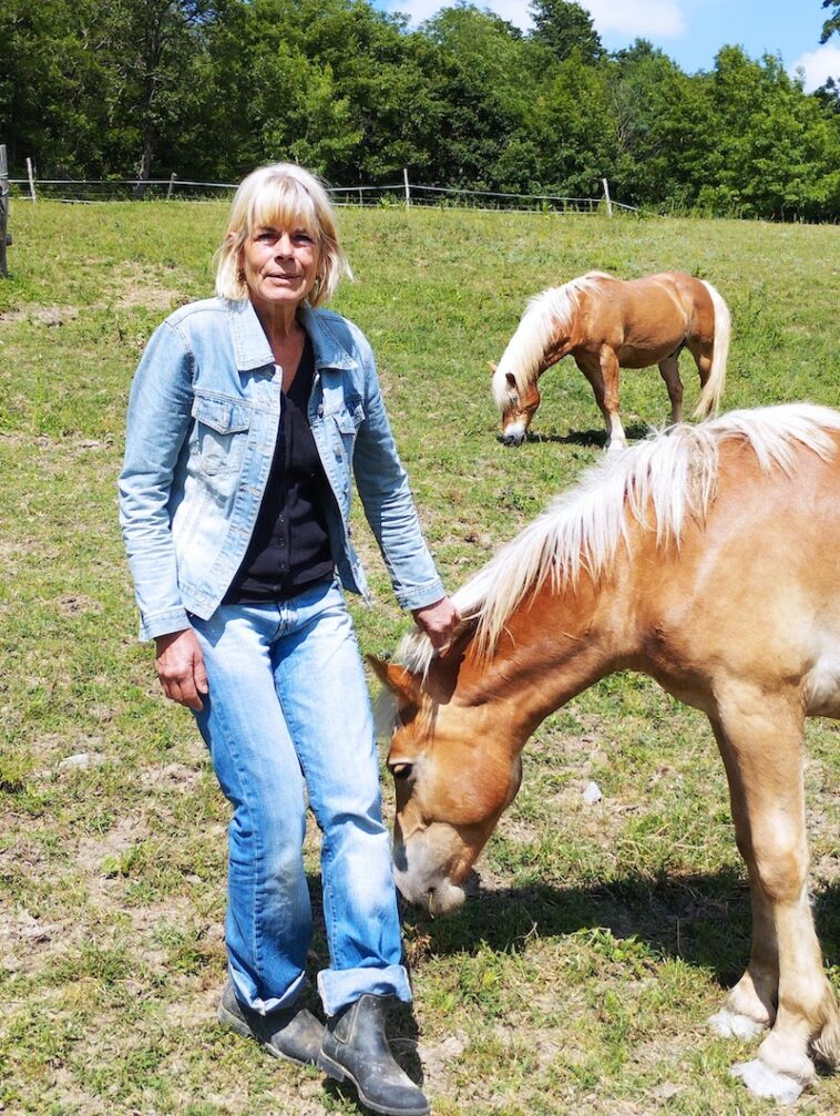 Evelien is gelukkig met haar paarden en haar boerenbedrijf op het platteland in de omgeving van Bologna