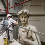 Restauratrice Eleonora Pucci aan het werk aan de David van Michelangelo