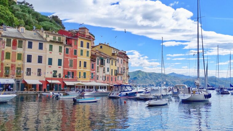 De haven van Portofino, een van die mooie plekken waar je langs kunt varen