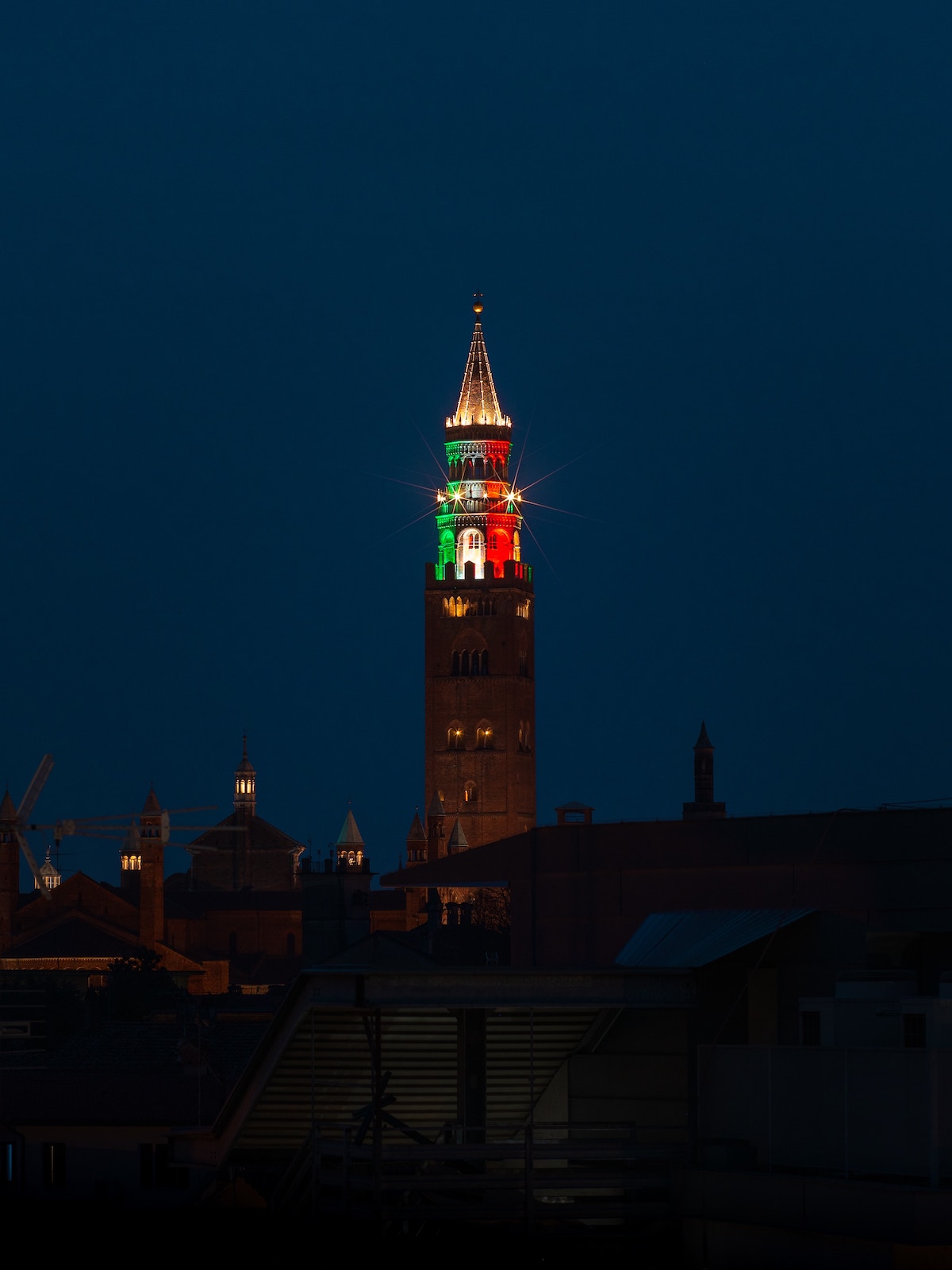 Italiaanse driekleur op de klokkentoren van Cremona