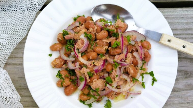 Salade van borlottibonen met tonijn en rode ui