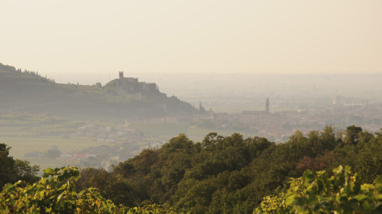 Het heiige landschap van Soave met zijn kasteel