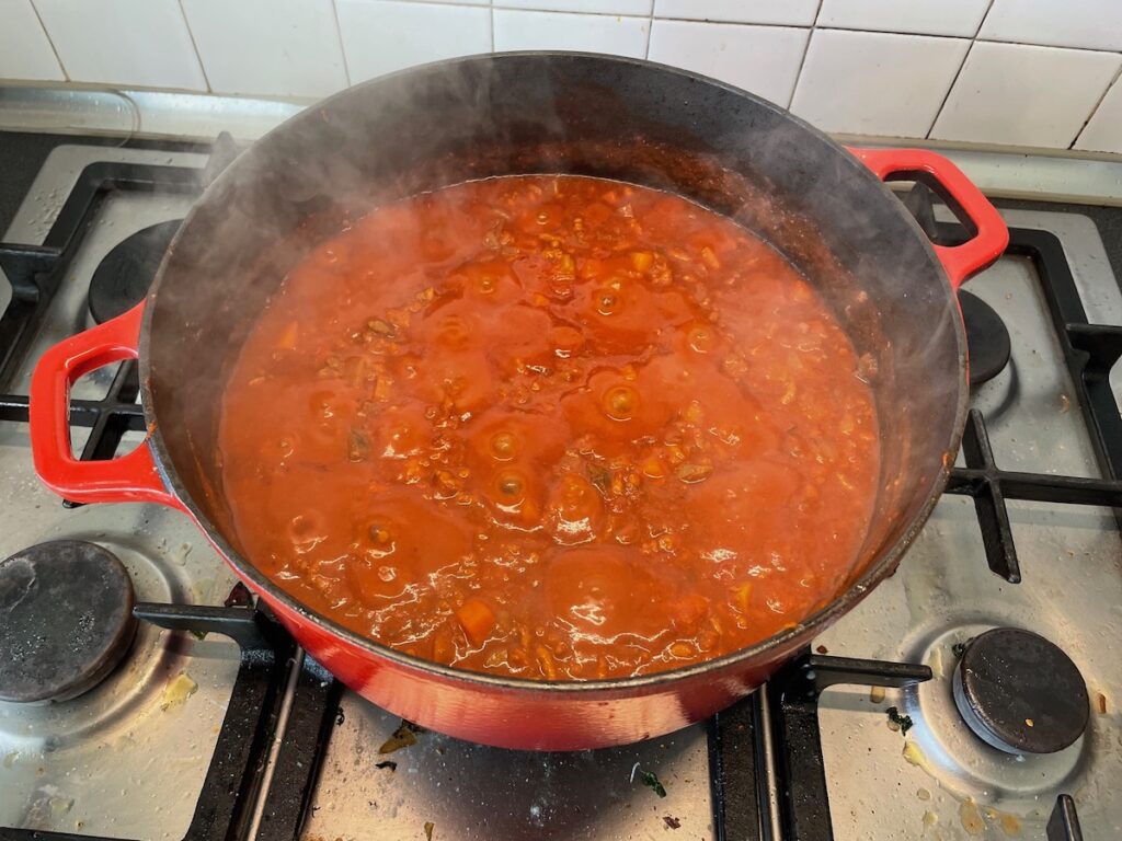 pan met bolognesesaus op het vuur