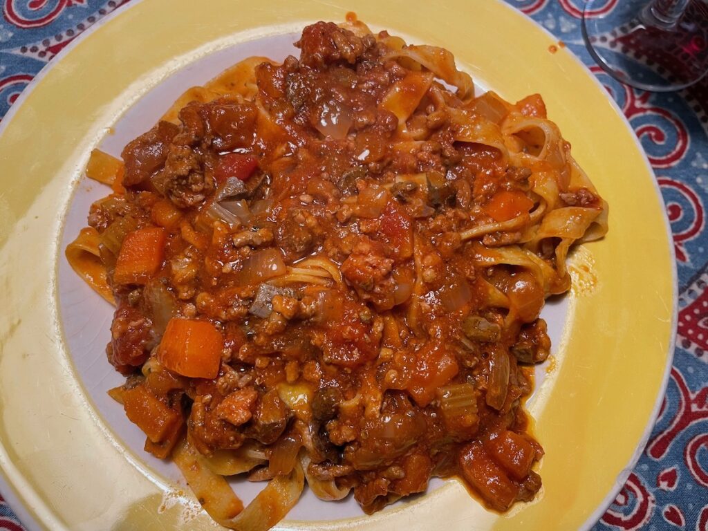 bolognesesaus op het bord