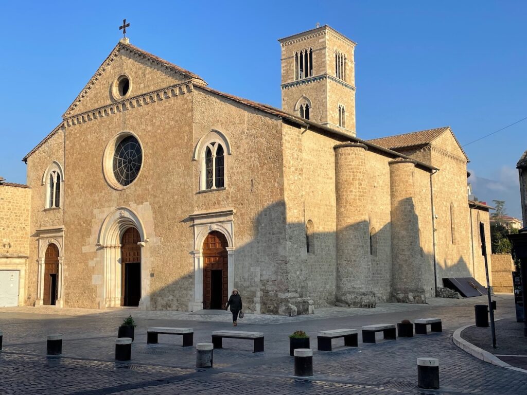 Kerk van Sint Franciscus in Terni met binnen mooie wandschilderingen