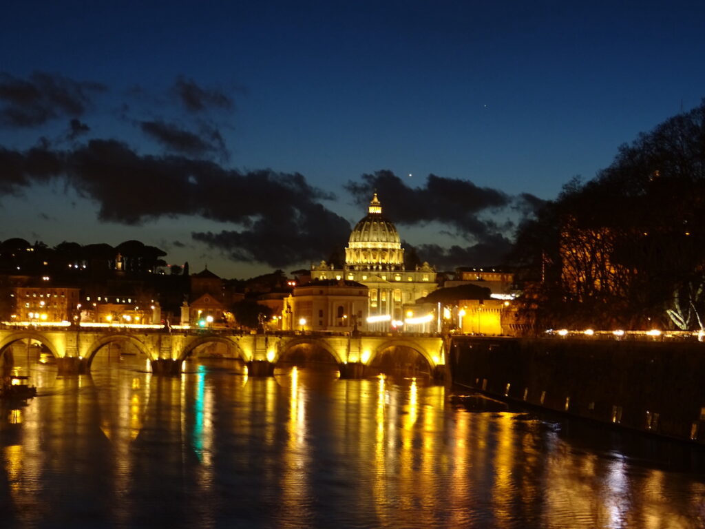 De Ponte Sant’Angelo, ofwel de Engelenbrug, in Rome (foto: Riccardo Ortelli/Wikimedia)
