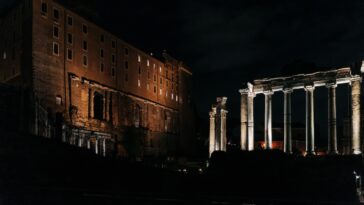 Doe eens wat anders en boek een spooktour door Rome (foto: Gabriella Clare Marino/Unsplash)