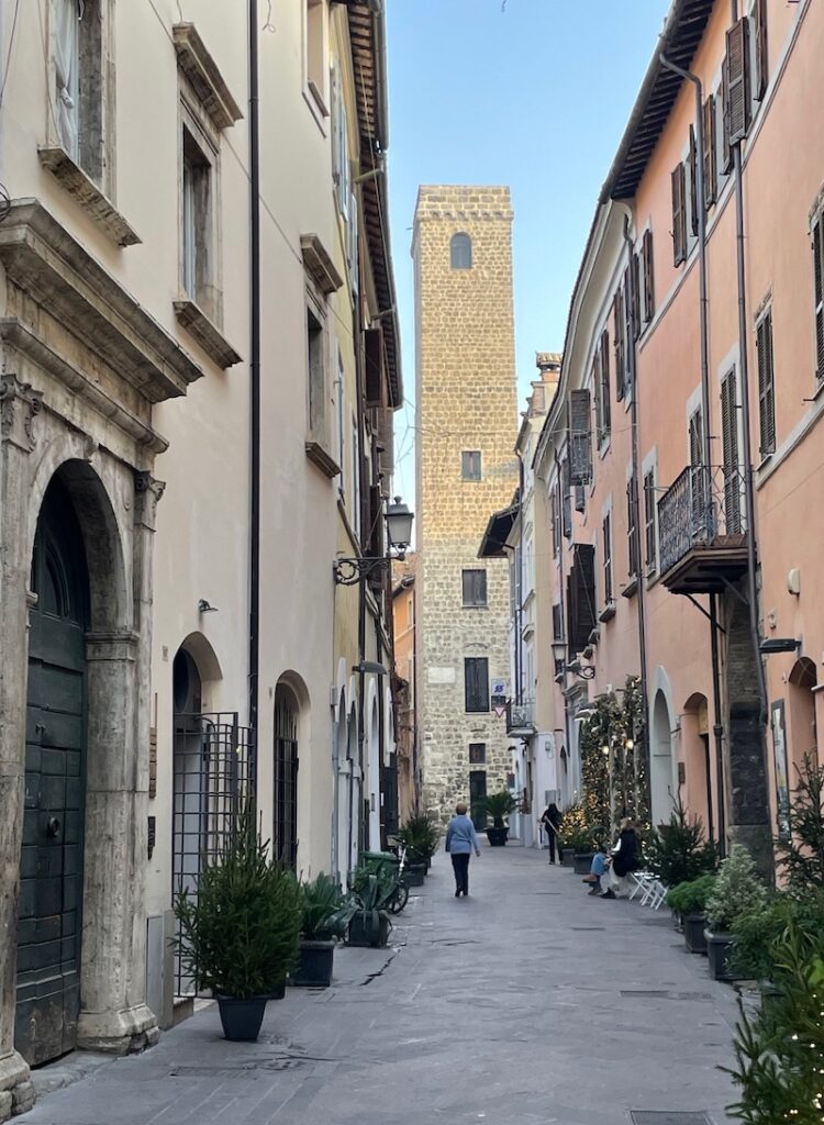 Via Roma met de Torre di Barbarasa in Terni